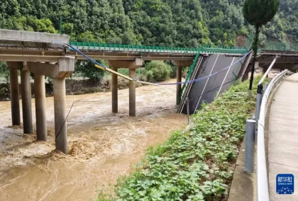 Queda de ponte na China deixa 12 mortos e mais de 30 desaparecidos