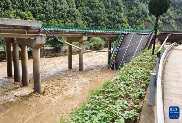 Queda de ponte na China deixa 12 mortos e mais de 30 desaparecidos