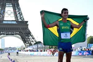 Caio Bonfim desabafa sobre preconceito após medalha inédita na marcha atlética: 'Valeu a pena pagar o preço'