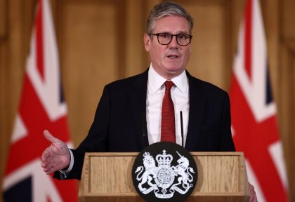 Premier britânico promete condenações ‘rápidas’ após distúrbios da extrema-direita