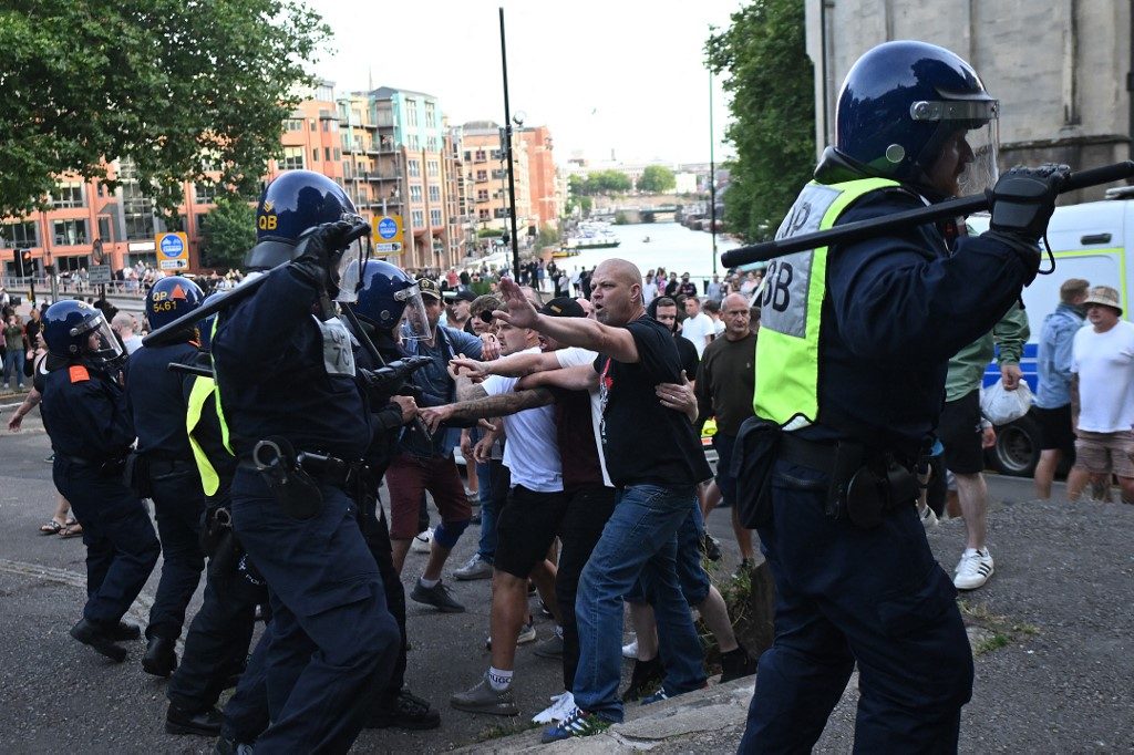 Governo britânico anuncia medidas para enfrentar distúrbios da extrema-direita
