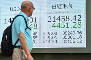 Bolsa de Tóquio desaba 12,4% e registra a maior queda em pontos na história
