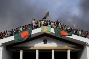 Protestos estudantis derrubam primeira-ministra de Bangladesh