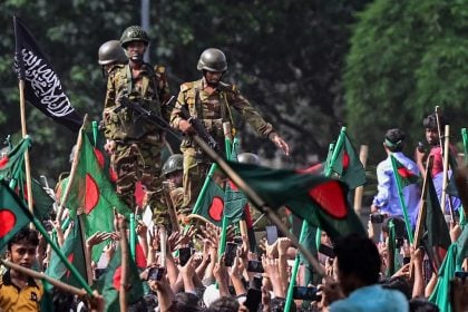Militares tomam o poder em Bangladesh e se reúnem com líderes estudantis