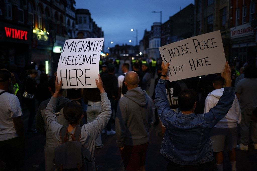 Milhares de manifestantes protestam contra o racismo em várias cidades do Reino Unido