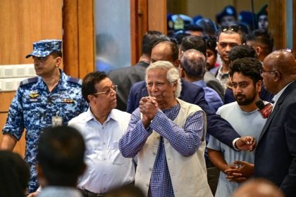 Vencedor do Nobel da Paz retorna a Bangladesh e promete restaurar a lei e a ordem