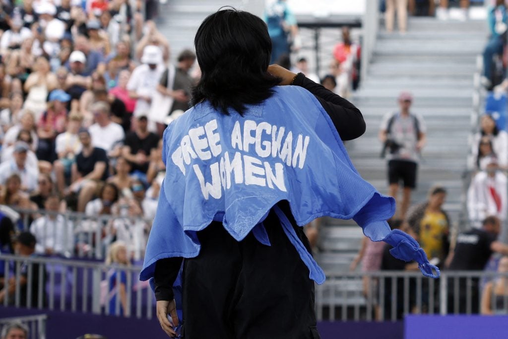 Atleta é desqualificada em Paris por protesto a favor da liberdade das mulheres afegãs