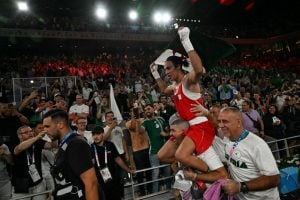 Boxeadora argelina vítima de desinformação conquista o ouro nas Olimpíadas