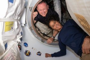Astronautas bloqueados em estação espacial serão resgatados apenas em fevereiro pela SpaceX