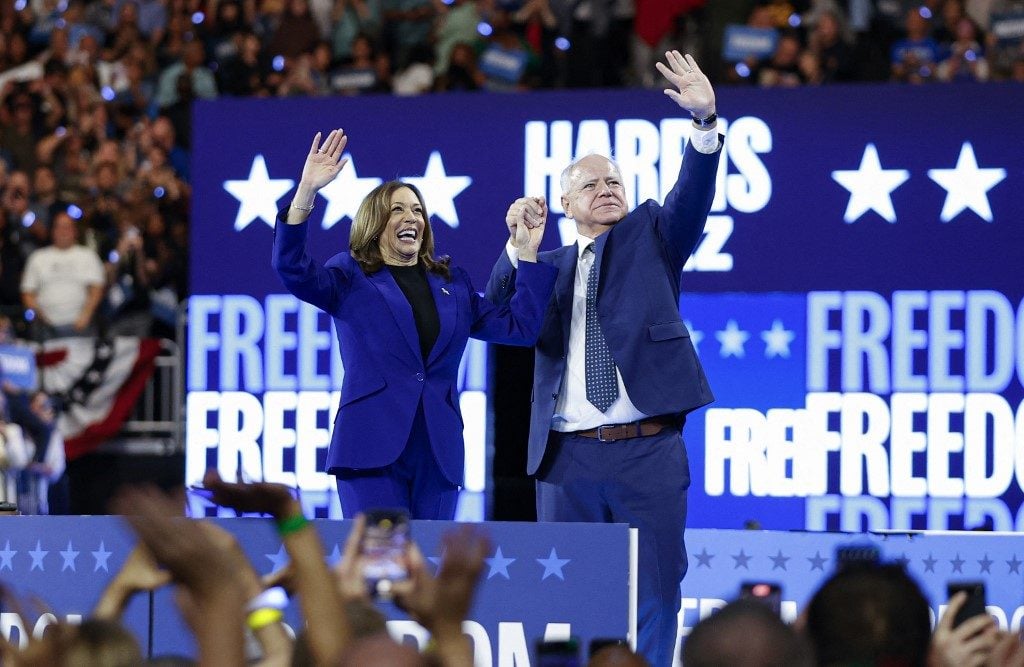 Delegados democratas indicam Kamala Harris em festa partidária