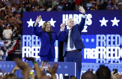 Delegados democratas indicam Kamala Harris em festa partidária