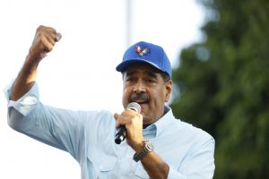 Maduro anuncia que vai trocar metade de seus ministros