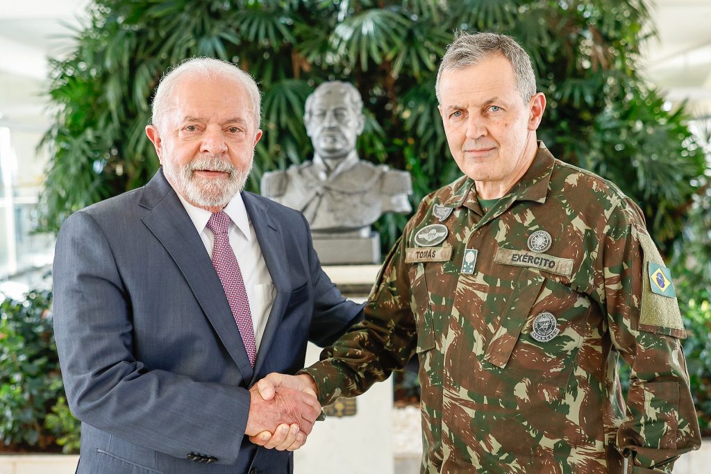 Em evento com Lula, comandante do Exército alfineta sobre corte do orçamento militar