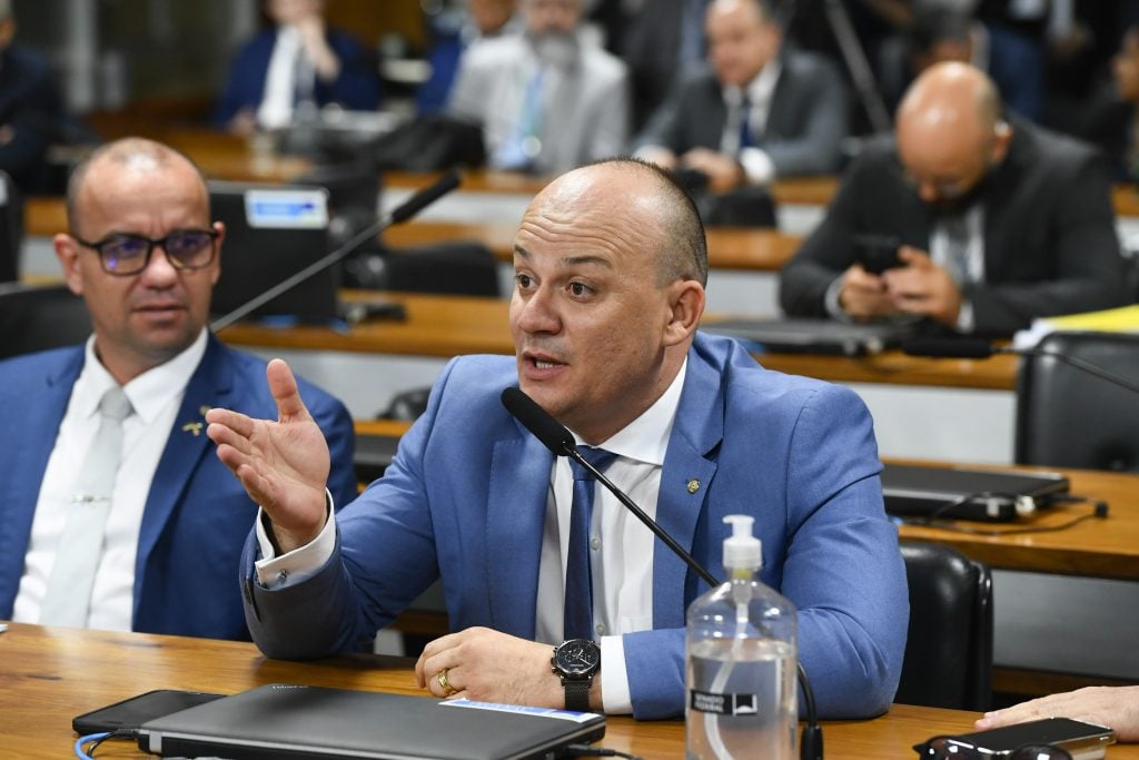 Mesmo após tarifaço, bolsonarista quer ouvir chanceler por falta de alinhamento com os EUA
