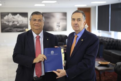 Barroso nega o pedido do Congresso para suspender liminar de Dino que barrou emendas impositivas