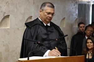 Dino mantém emendas parlamentares suspensas e pede informações sobre repasses para ONGs