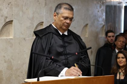 Dino mantém emendas parlamentares suspensas e pede informações sobre repasses para ONGs