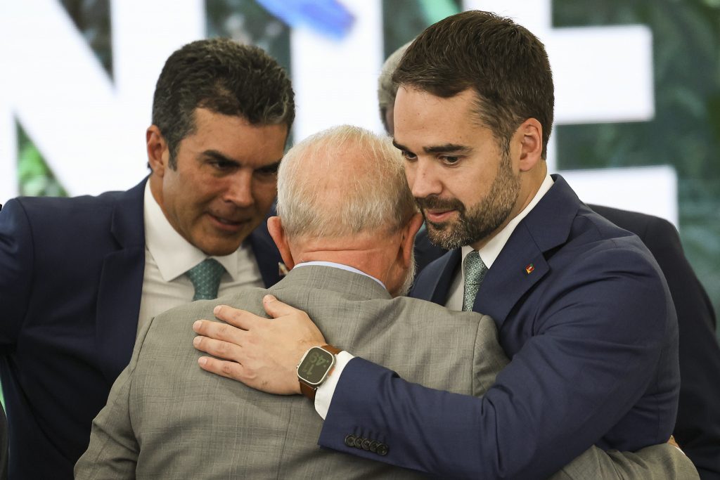 Na saída de reunião com Lula, Leite critica 'descompasso' em ações de reconstrução no RS