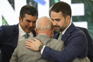 Na saída de reunião com Lula, Leite critica 'descompasso' em ações de reconstrução no RS
