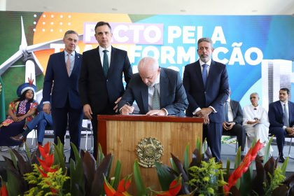 Lula afaga Lira e Pacheco em lançamento de pacto ecológico após tensão sobre emendas
