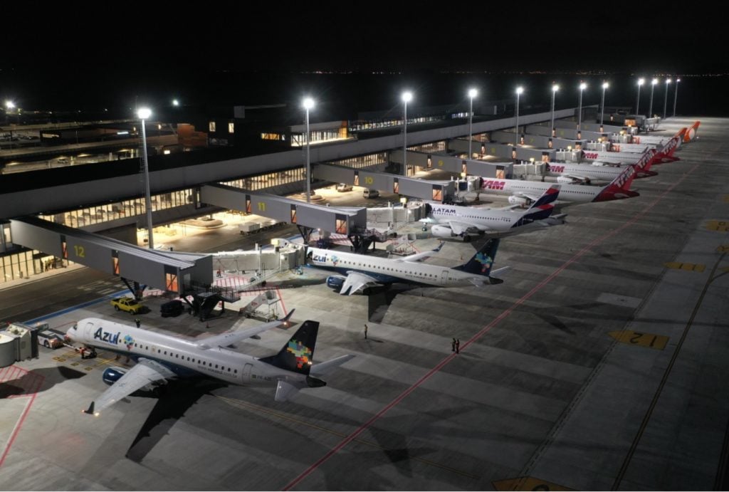 Azul inicia remoção de avião da pista do Aeroporto de Florianópolis