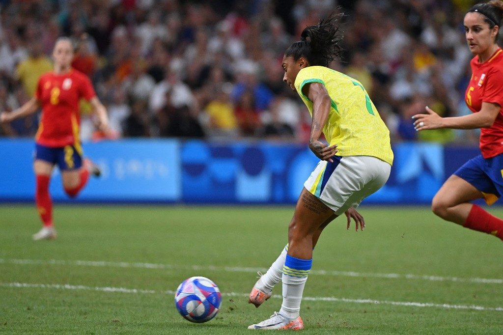 Brasil vence a Espanha e garante medalha no futebol feminino em Paris