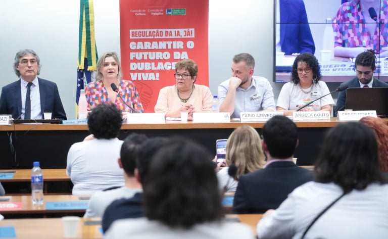 Dubladores pedem proteção contra uso de voz gerada por IA em audiência na Câmara