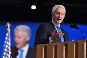 Lula e Bill Clinton conversam por telefone sobre combate ao extremismo