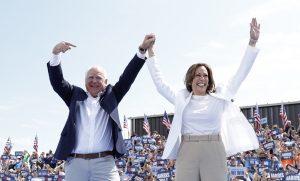 Democracia corre risco nos EUA se Trump vencer, adverte Kamala