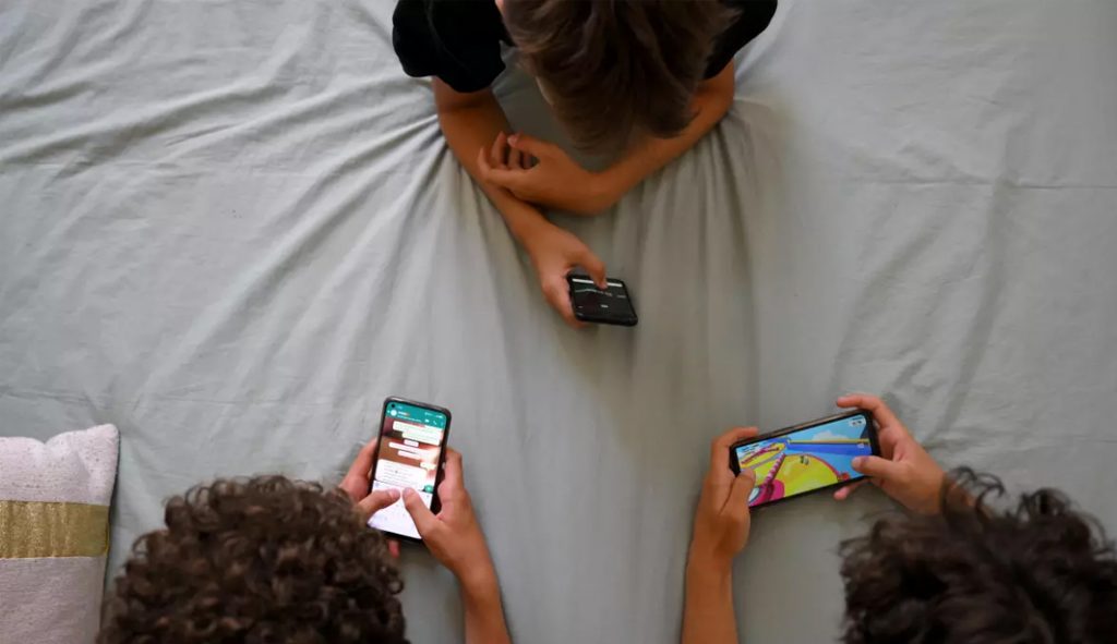 França quer proibir celulares em escolas e faz teste com 50 mil alunos