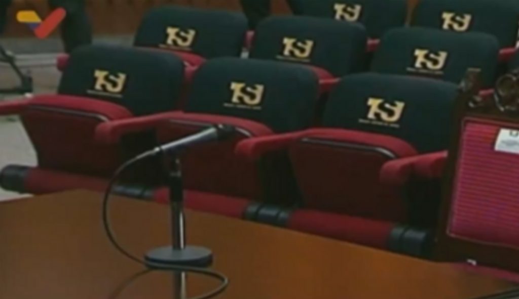 Venezuela: Candidato da oposição desobedece a convocação judicial; TV exibe cadeira vazia