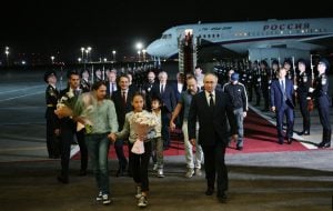 Entenda quem são os libertados em troca de prisioneiros entre Rússia e Ocidente