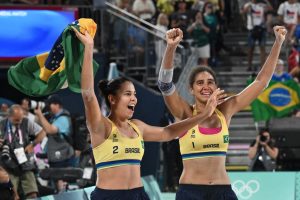 Ana Patrícia e Duda vencem canadenses e conquistam o ouro no vôlei de praia em Paris