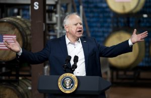 Conheça a trajetória de Tim Walz, candidato a vice-presidente de Kamala Harris