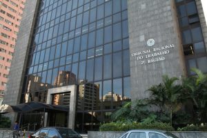 Tribunal nega indenização a trabalhadora por limitação no uso do banheiro