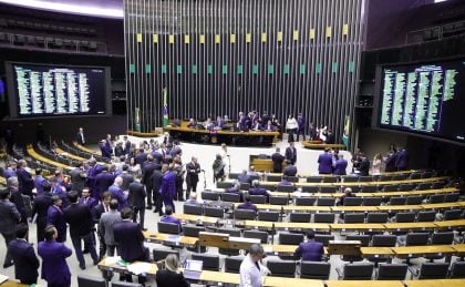 Criação de cadastro de pedófilos e pena maior para feminicídio ganham urgência na Câmara