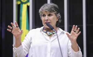 Projeto de lei criminaliza fake news sobre temas de interesse público relevante