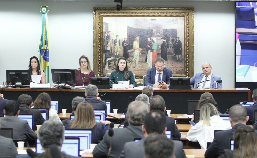 CCJ da Câmara adia votação de PEC para derrubar decisões do STF
