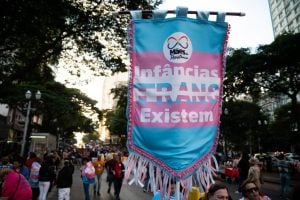 Políticos pagaram mais de cem anúncios contra crianças trans em um ano
