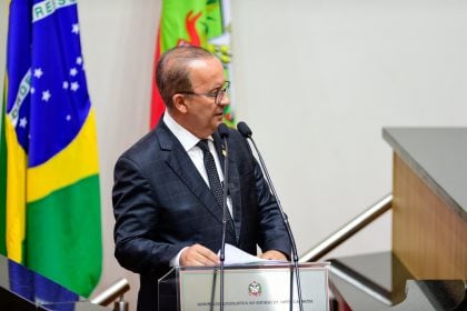 TRE arquiva denúncia do PT contra governador de SC por banner do PL em residência oficial