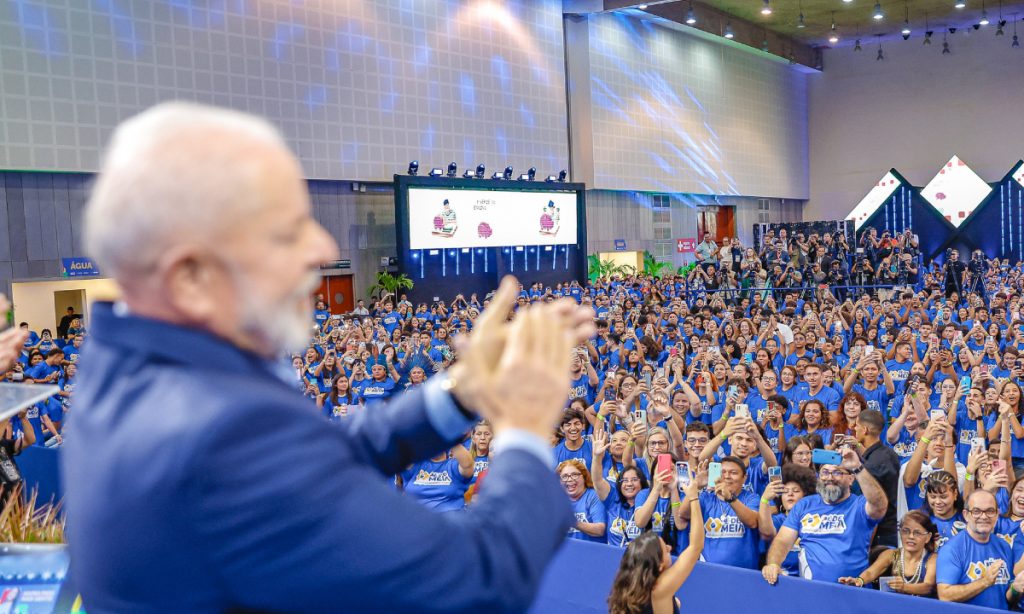 Lula anuncia ampliação do Pé de Meia, com mais 1 milhão de estudantes beneficiados