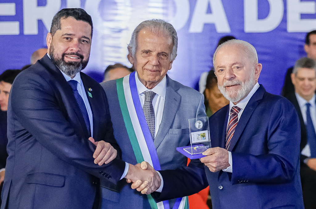 'Mais hábil de todos os ministros da Defesa', diz Lula a Múcio em assinatura de alistamento feminino voluntário
