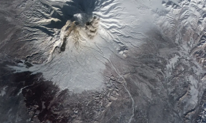 Vulcão ativo na Rússia entra em erupção após terremoto