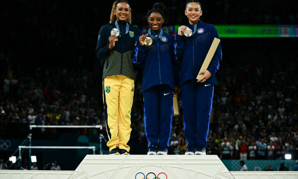 Sábado olímpico tem novo duelo entre Rebeca Andrade e Simone Biles; veja os destaques