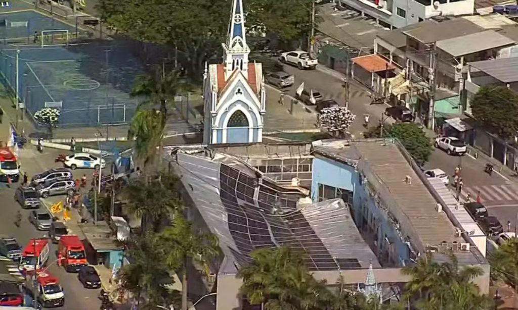 Teto de igreja desaba no Recife e deixa mortos e feridos