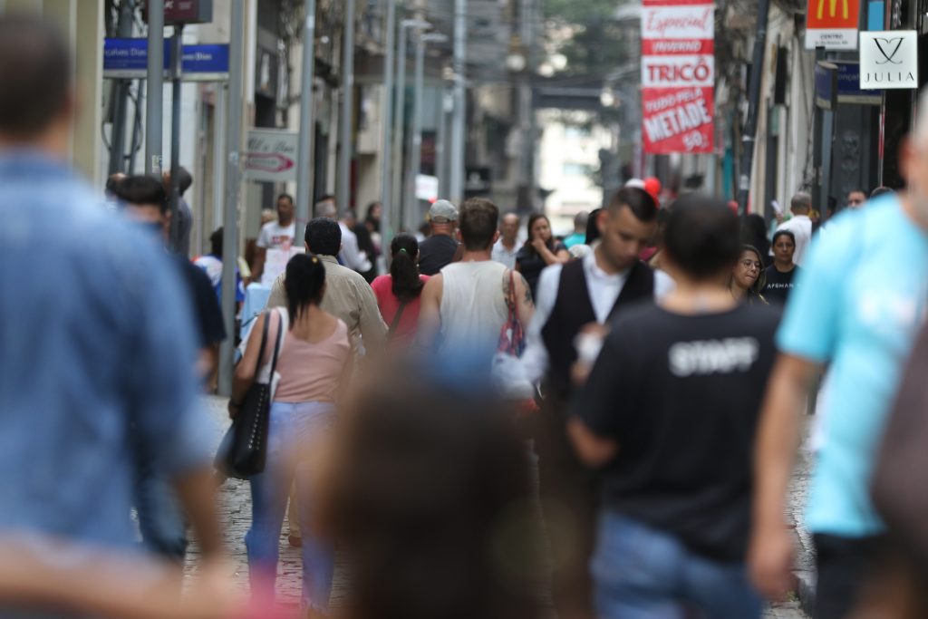Taxa de desemprego recua em 15 estados no segundo trimestre, diz IBGE