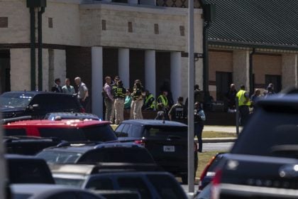 Adolescente de 14 anos é indiciado por assassinato de 4 pessoas em escola nos EUA
