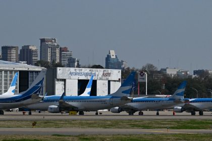 Greve de aeronautas afeta mais de 30 mil passageiros na Argentina