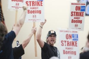 Trabalhadores da Boeing iniciam greve nos EUA após rejeitarem proposta da empresa