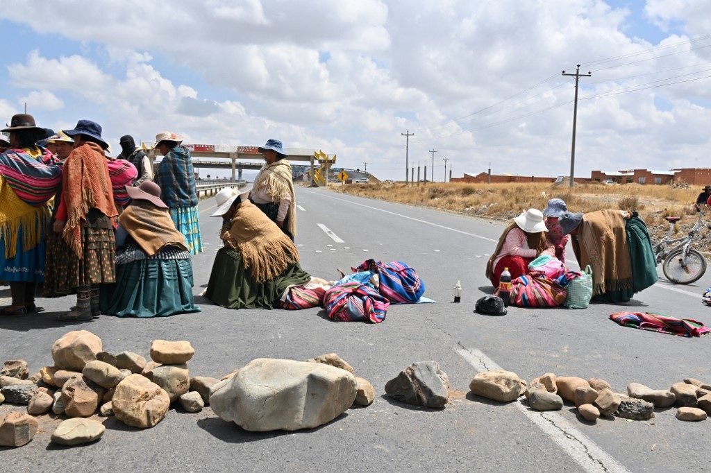 Indígenas pró-Evo Morales iniciam bloqueio rodoviário contra Arce na Bolívia